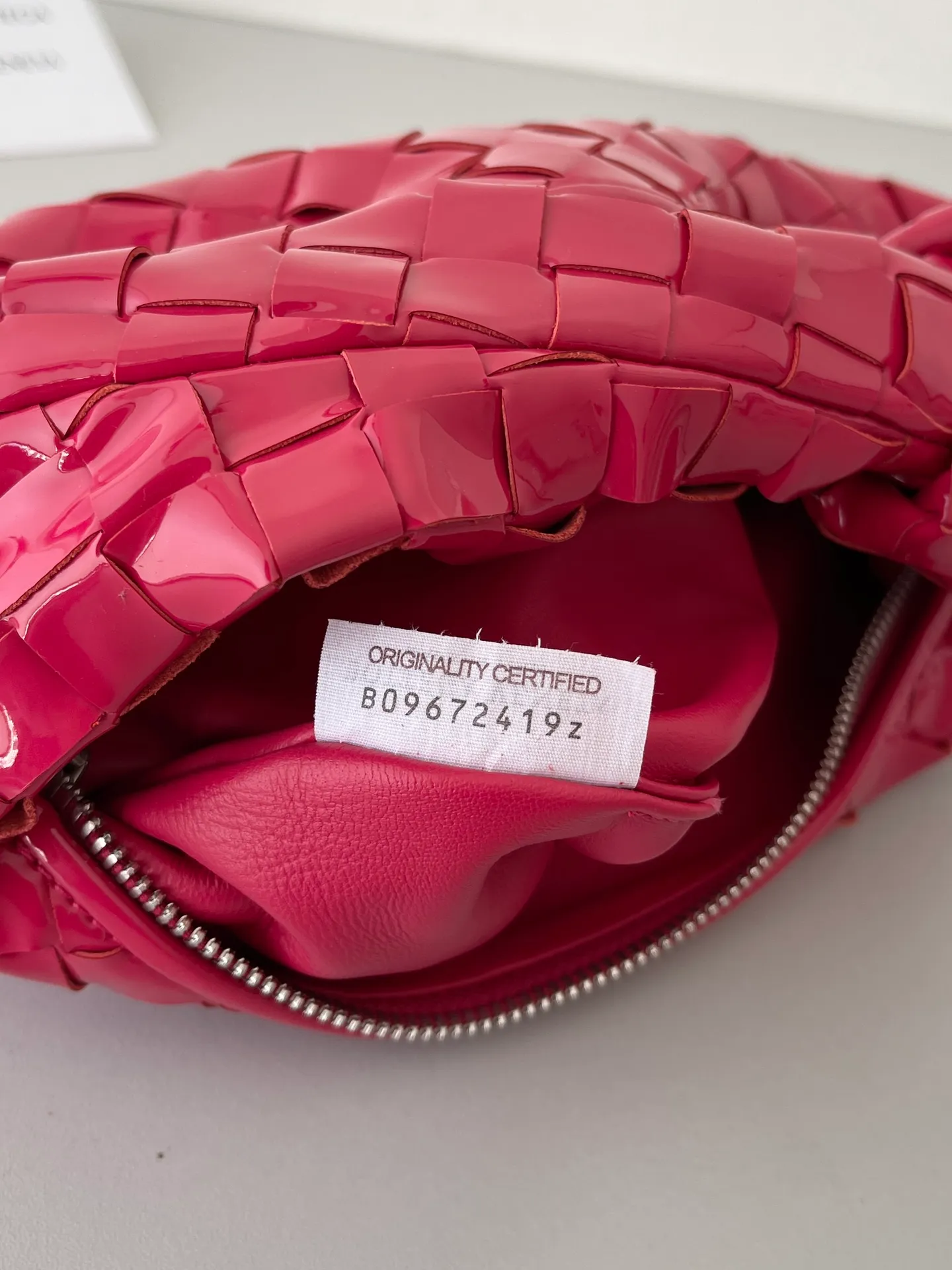 Mini Jodie Patent Leather New Color Bottega Veneta ͙.——The latest woven knotted hobo, the bag has a unique shape, is particularly practical and durable. It retains the traditional woven elements while being a little more flamboyant ~ Made of hand-woven cowhide, zipper opening and closing, curved seamless structure, effortless to match, highly recommended ⚠️⚠️⚠️ Size: 23cm*15cm*5cm